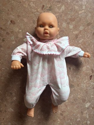 Muñeca bebé con pijama rosa