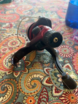 Carrete de pesca rojo