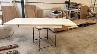 Mesa de comedor extensible blanca y madera