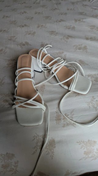 Tacones romanos blancos atados