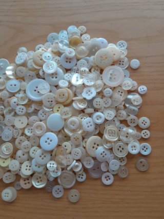 Lote botones blancos, marfil y transparentes