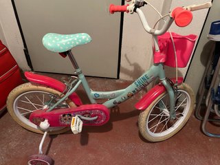 Bicicleta niña con ruedines y cesta