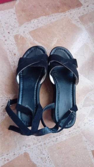 Sandalias negras con tiras