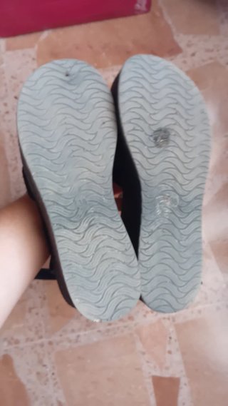Sandalias negras con tiras