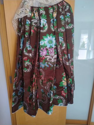 Falda marrón con estampado floral
