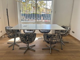 Mesa blanca y 6 sillas diseño