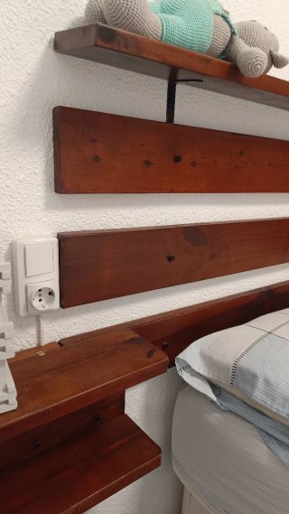 Cabecero madera rústico con mesitas flotantes