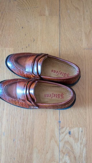 Zapatos mocasines marrones para niño. Talla 24