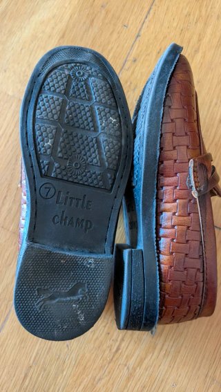 Zapatos mocasines marrones para niño. Talla 24