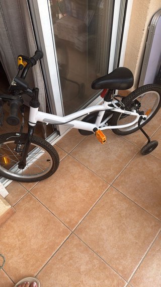 Bicicleta blanca de niños