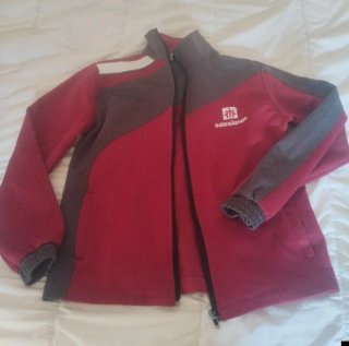 Chaqueta deportiva gris y roja
