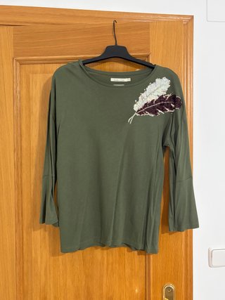 Camiseta verde con plumas
