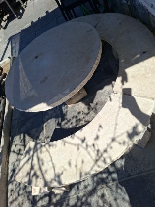 Mesa de piedra redonda con banco curvo
