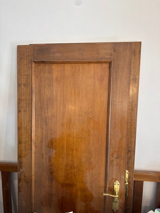 Puerta de madera con pomo dorado