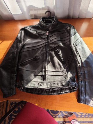 Chaqueta de cuero negra