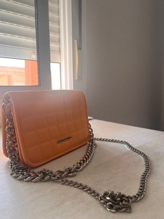 Bolso Bershka acolchado naranja