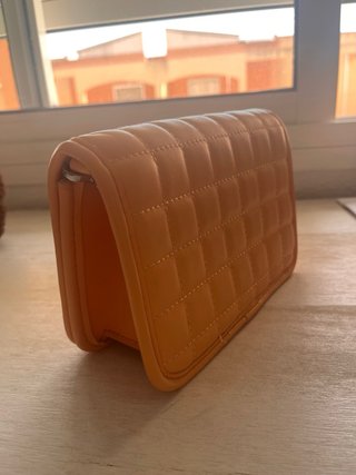 Bolso Bershka acolchado naranja