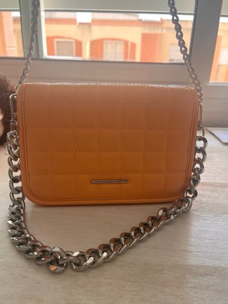 Bolso Bershka acolchado naranja