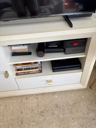 Mueble TV blanco con detalles dorados