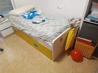 Cama nido blanca y amarilla