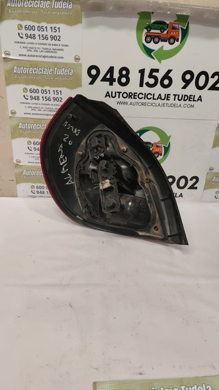 Piloto trasero derecho Nissan N16 2004