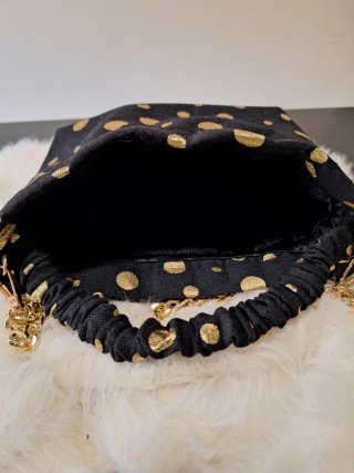 Bolso negro con lunares dorados