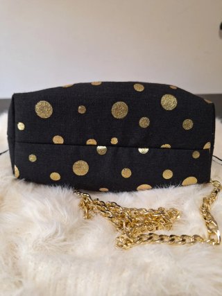 Bolso negro con lunares dorados