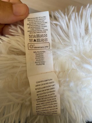 Cojín blanco de pelo sintético