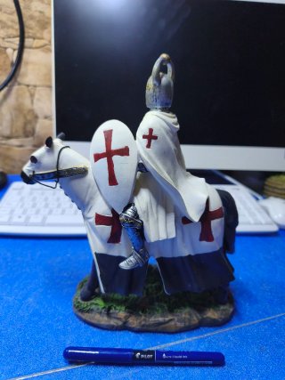 TEMPLARIO A CABALLO CON HACHA