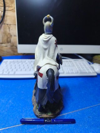 TEMPLARIO A CABALLO CON HACHA