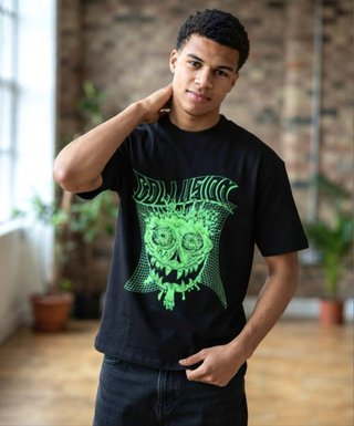 Camiseta Negra Dibujo Robot Verde Brillante.