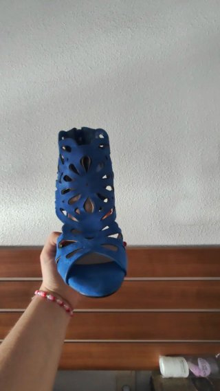 Tacones azules de ante con diseño floral