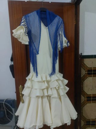 Traje de flamenca blanco con mantón azul talla 12