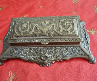 Antigua caja bronce pastillero/sellos