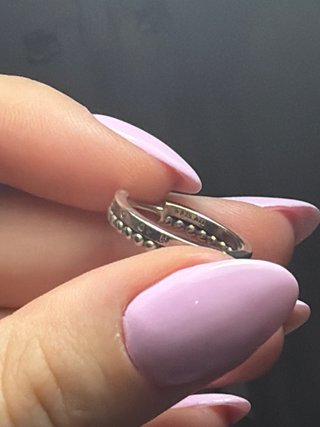 Anillos plateados con diseño de bolitas