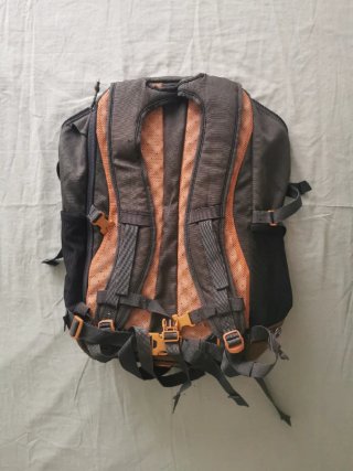 Mochila Quechua 30L Trekking Negra y Marrón