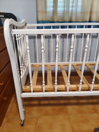 Cuna de madera blanca para bebé