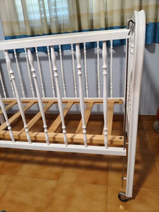 Cuna de madera blanca para bebé