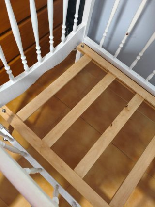 Cuna de madera blanca para bebé