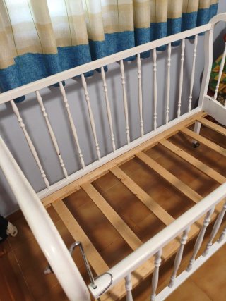 Cuna de madera blanca para bebé