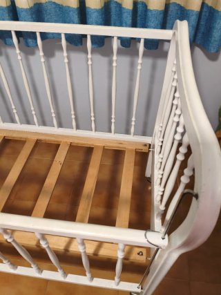 Cuna de madera blanca para bebé
