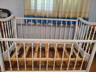 Cuna de madera blanca para bebé