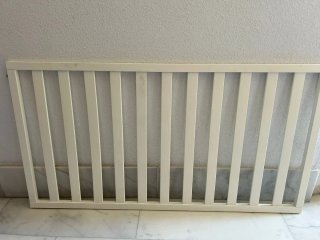 Cuna de bebé blanca con estrellas