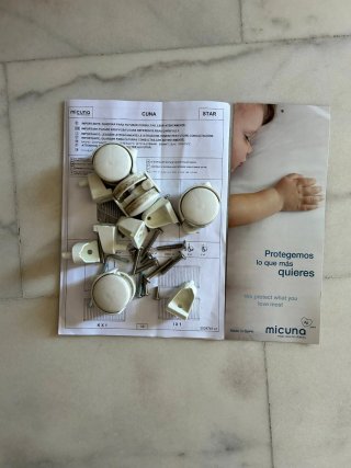 Cuna de bebé blanca con estrellas