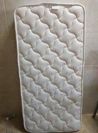 Cuna de bebé blanca con estrellas