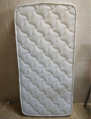 Cuna de bebé blanca con estrellas