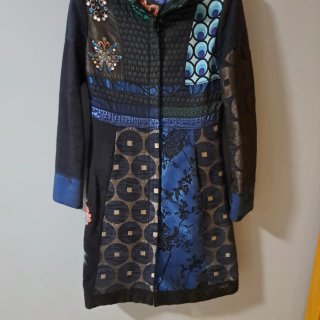 Abrigo patchwork negro y azul