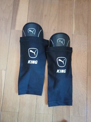 Guantes y espinilleras fútbol