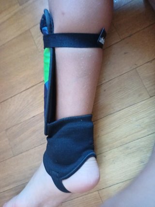 Guantes y espinilleras fútbol
