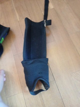 Guantes y espinilleras fútbol
